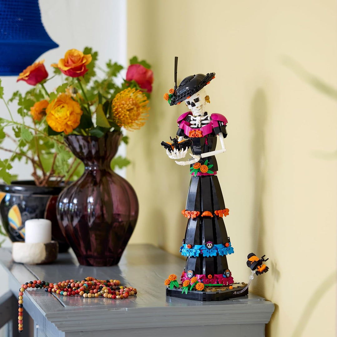 LEGO Ideas La Catrina - Modellbau für Erwachsene mit Skelett Figur, künstlichen Blumen &amp; Monarchfalt