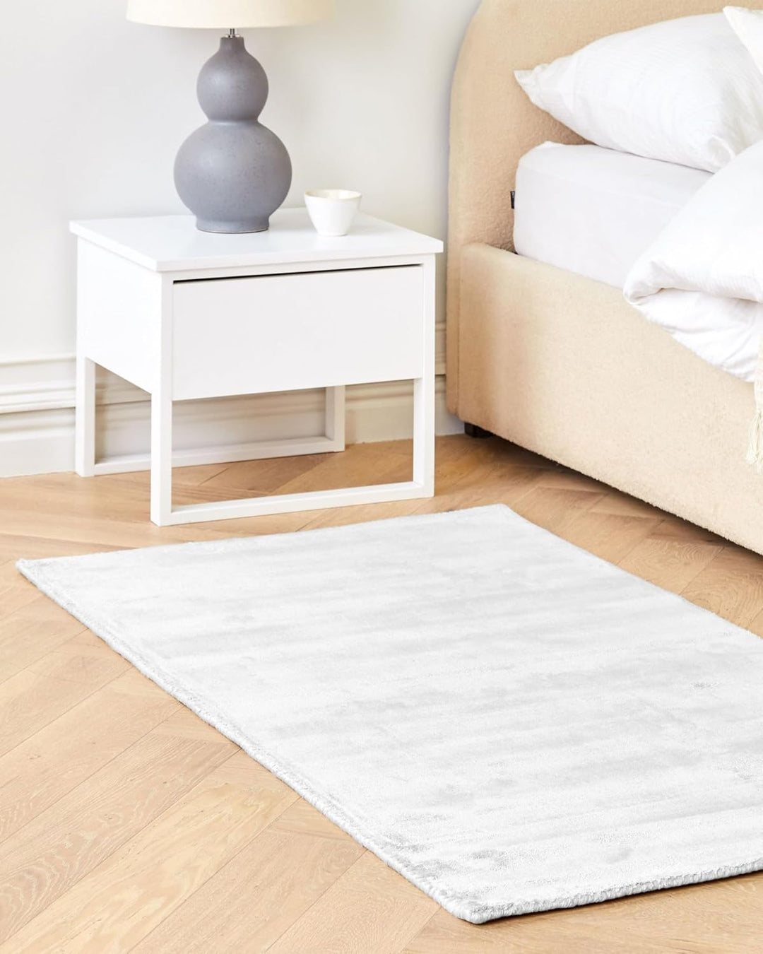 Beliani Teppich Viskose helles Grau 80 x 150 cm einfarbig handgewebt Kurzflor Gesi II Hellgrau 80 x