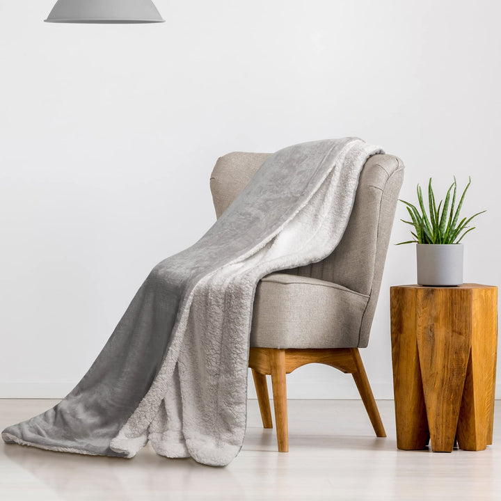 Euromat Sherpa Mikrofaserdecke, Flanell Kuscheldecke, Wohndecke, Bettüberwurf 150x200 cm (Hellgrau),